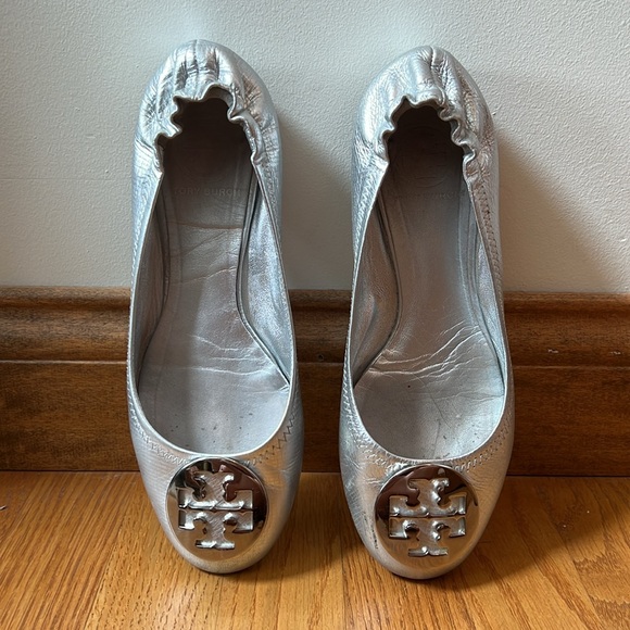 Tory Burch Reva Logo Silver Ballet Flat 7 - Picture 2 of 14